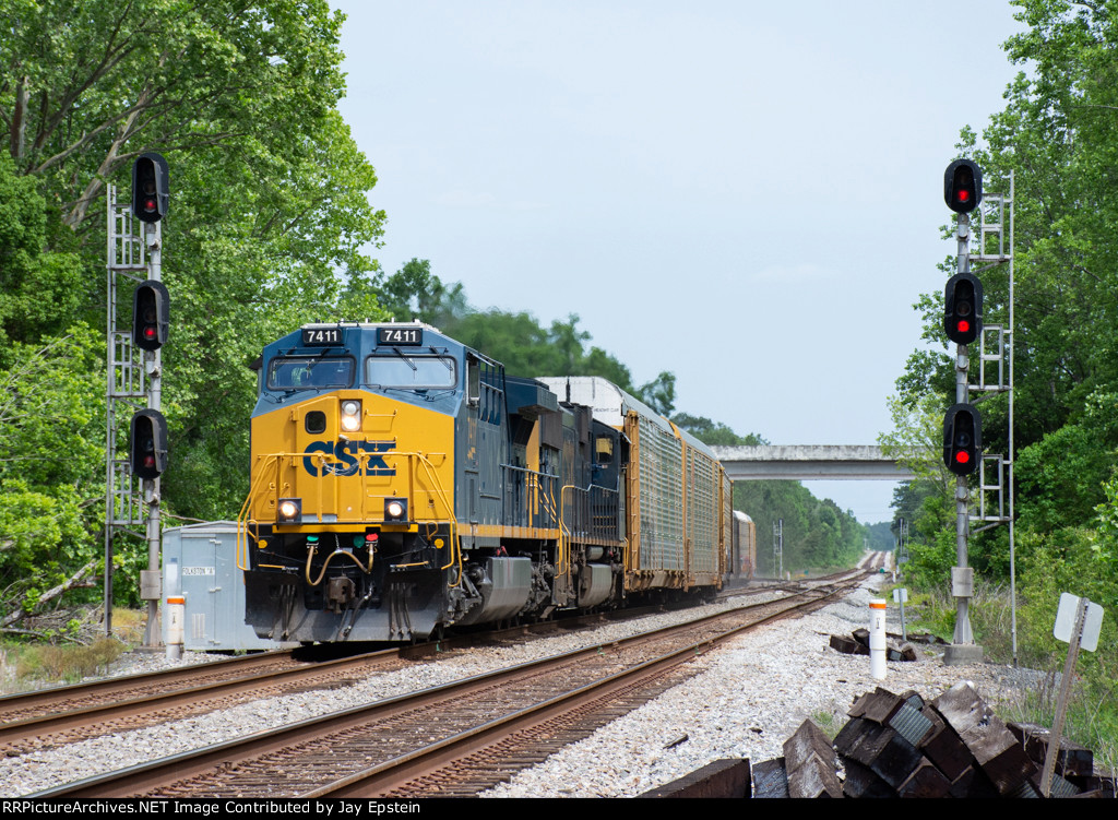 M209 (Walbridge, OH to Baldwin, FL autoracks) splits the signals at Folkston